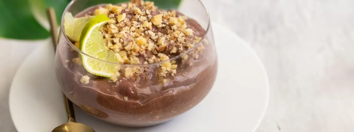 Pr&iacute;ncipe Alberto, decorated with some mashed nuts and a slice of lemon