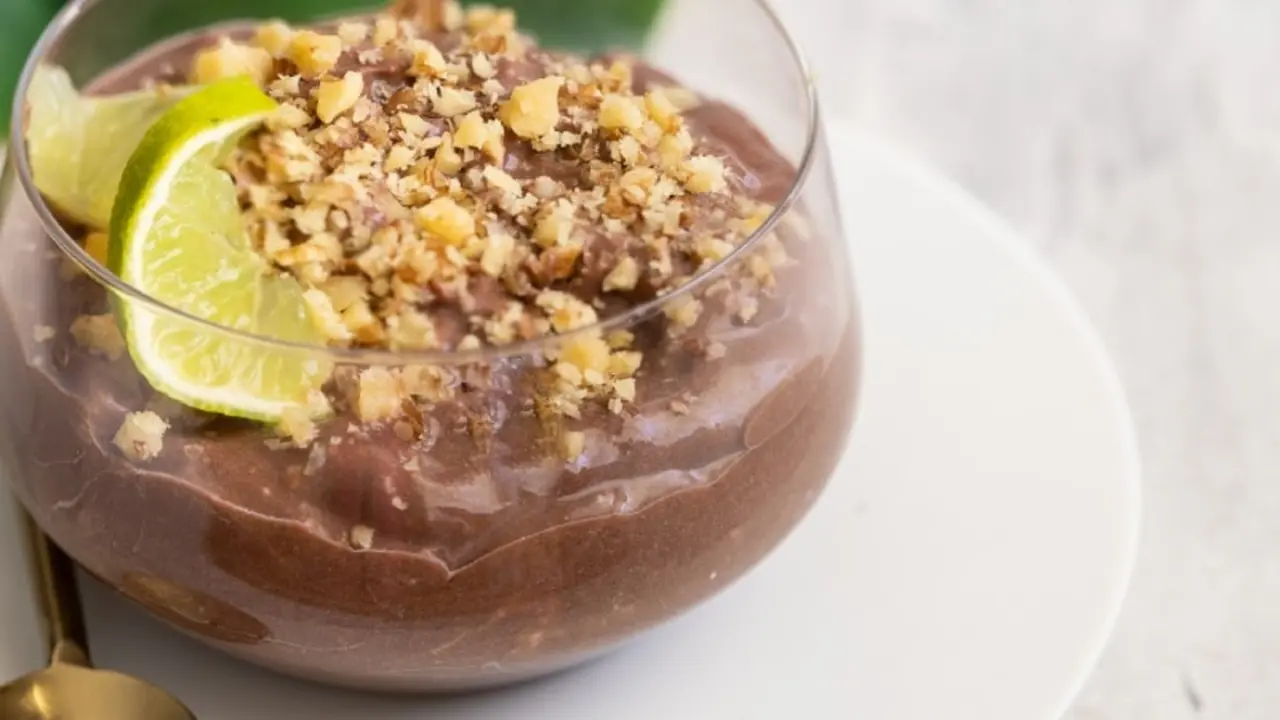 Pr&iacute;ncipe Alberto, decorated with some mashed nuts and a slice of lemon