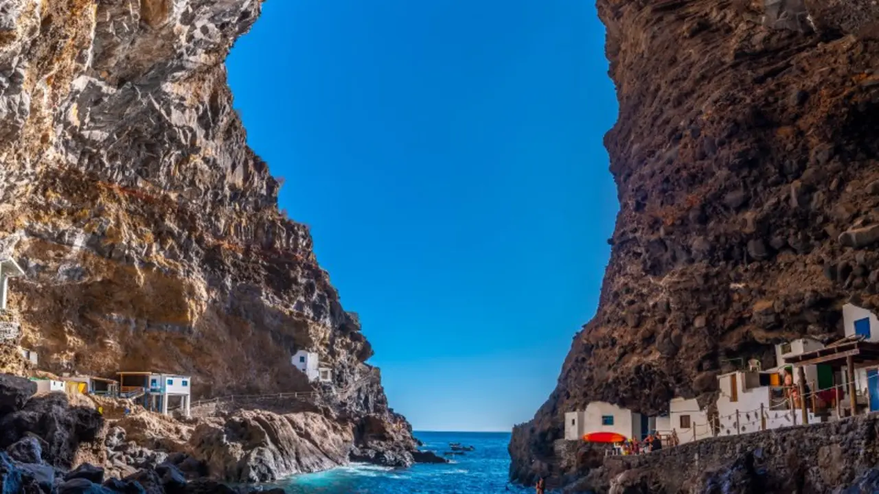 Por&iacute;s de Candelaria from inside the rocks
