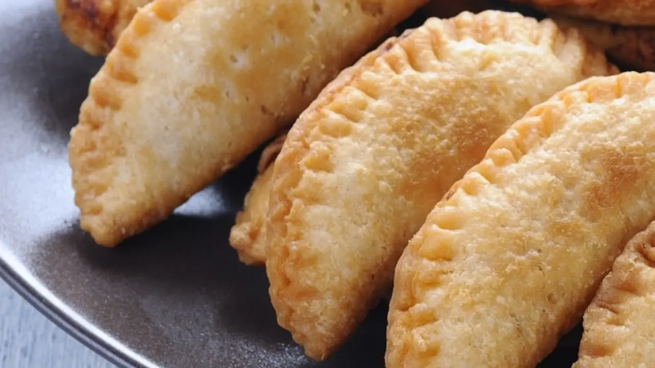 Tuna and tomato empanadillas