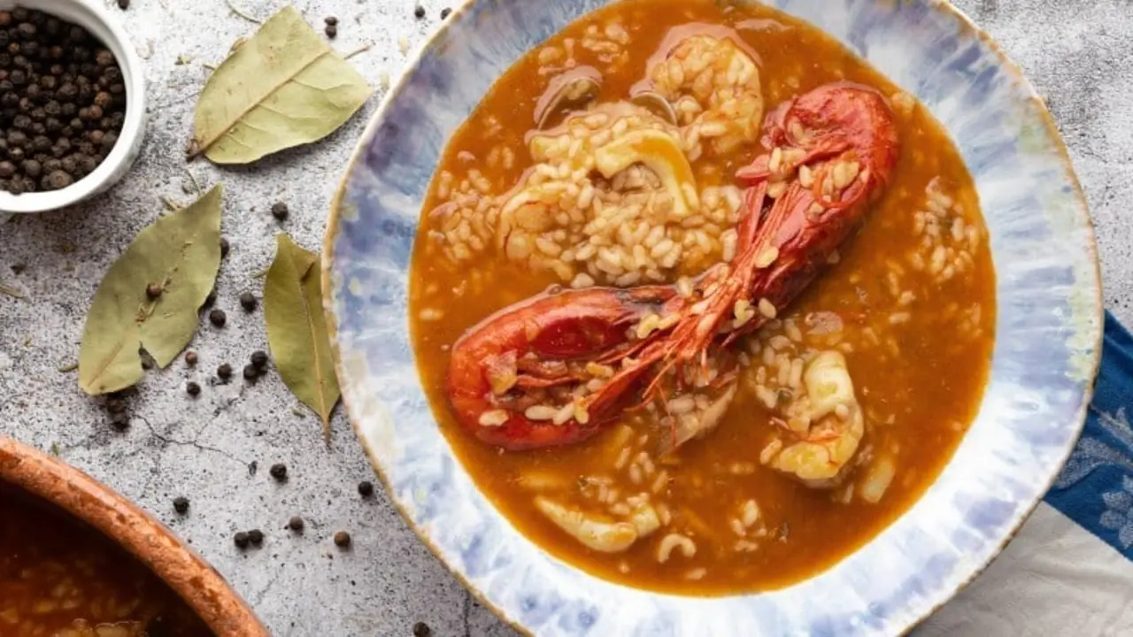 Rice with lobsters. | Shutterstock.