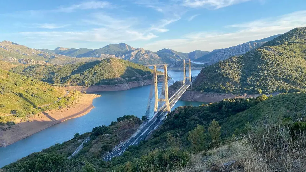 Ingeniero Carlos Fern&aacute;ndez Casado Bridge. | Shutterstock