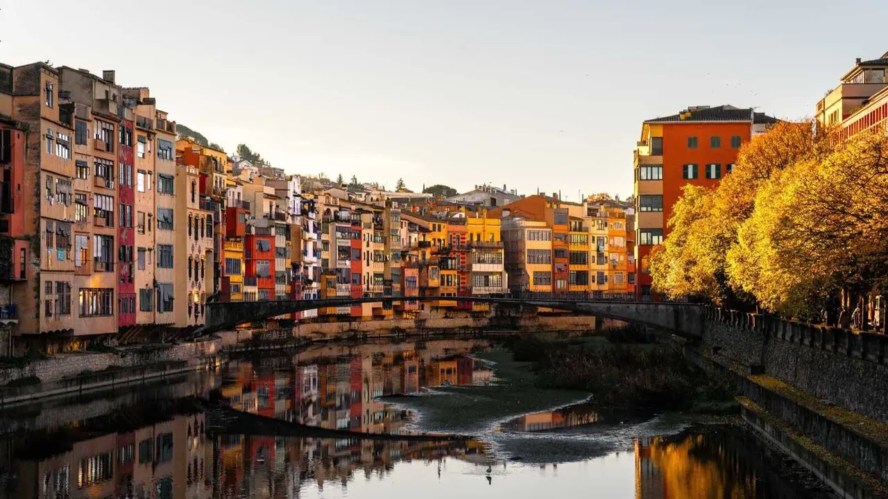 Houses over the Onyar River. | Shutterstock