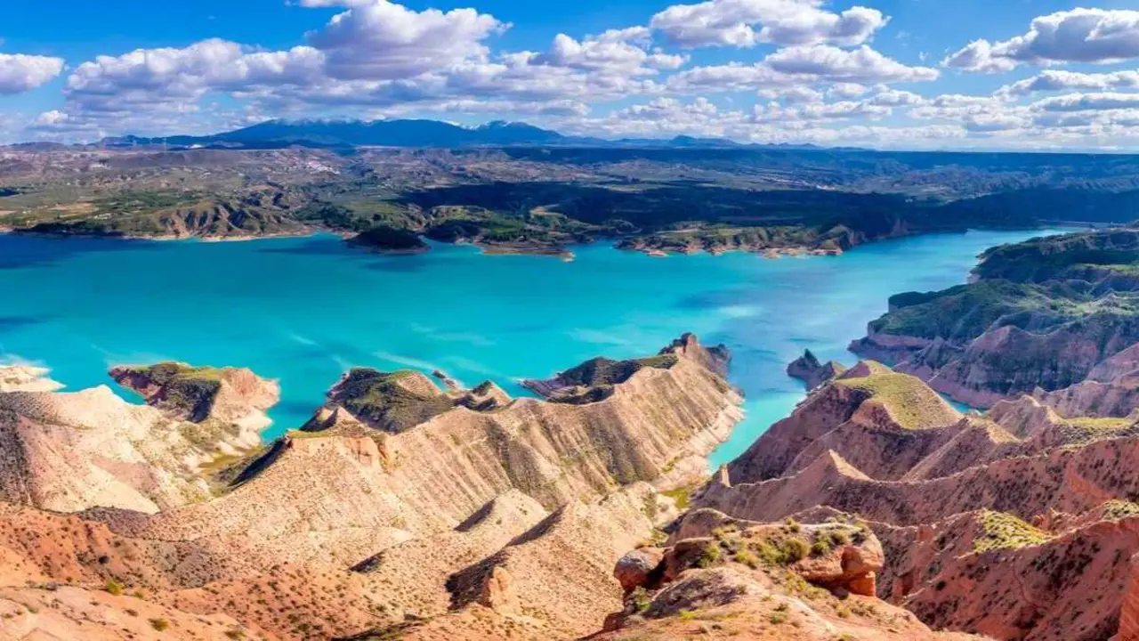 The Negrat&iacute;n Reservoir. | Shutterstock