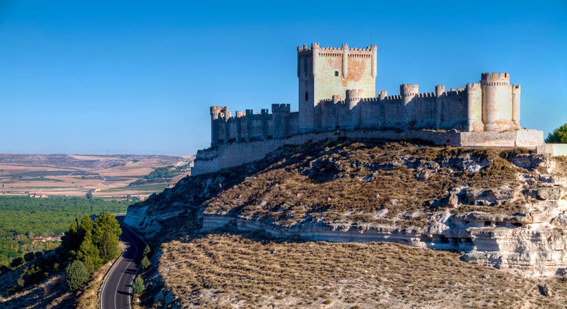 imagen_blog_internacional_Incredible Gothic Castles in Castile and León_castillo-peñafiel