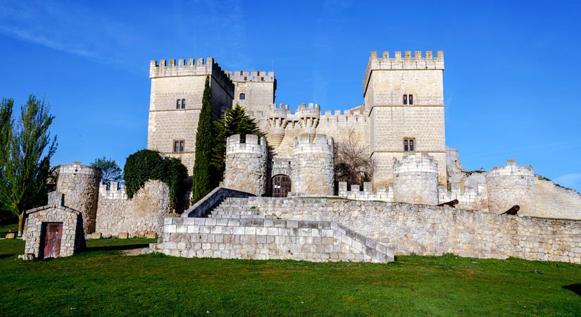 imagen_blog_internacional_Incredible Gothic Castles in Castile and León_castillo-ampudia-(1)