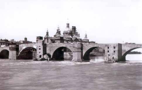 El Puente de Piedra de Zaragoza en una fotografía del siglo XIX