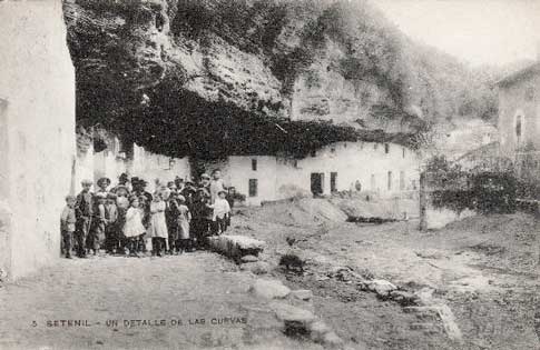 Lugareños de Setenil de las Bodegas en una antigua postal