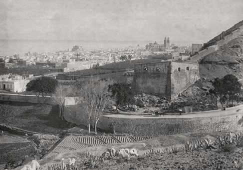 Foto antigua del Castillo de Mata y las murallas
