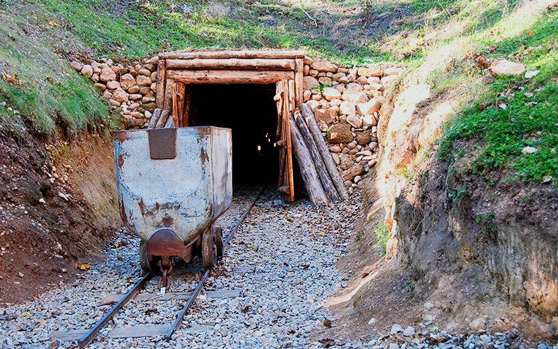 Entrada a una mina en el complejo minero de Puras de Villafranca
