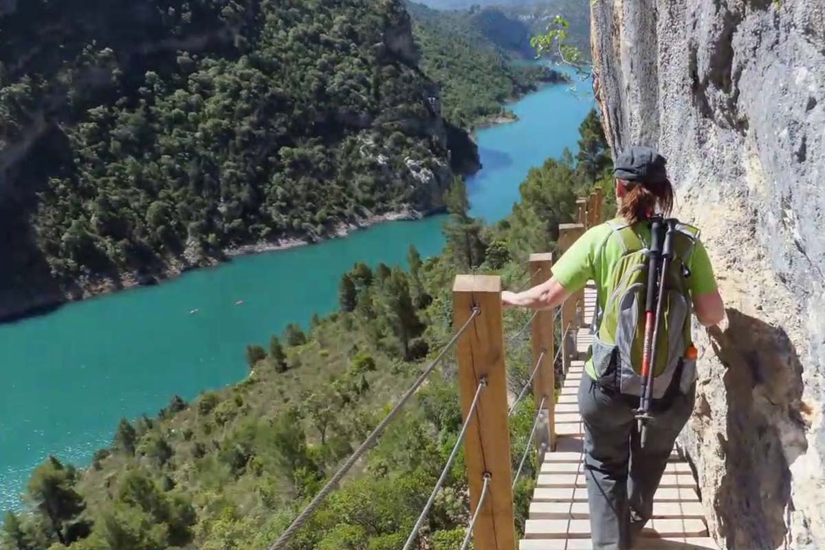 Walking on the footbridges of Montfalcó