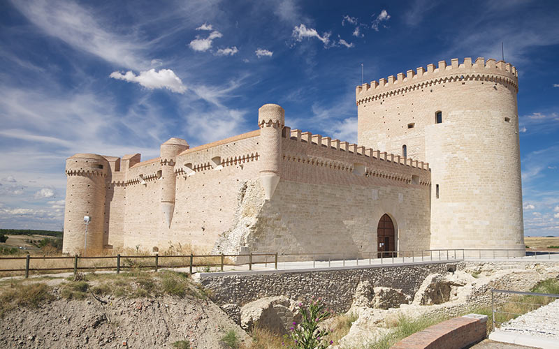 Castillo de Arévalo, un pueblo de la A-6