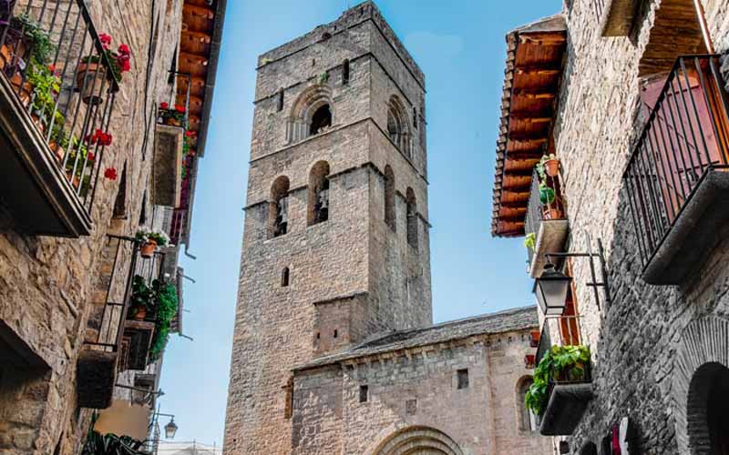 Torre de la Iglesia Parroquial de Santa María y casas típicas de Aínsa