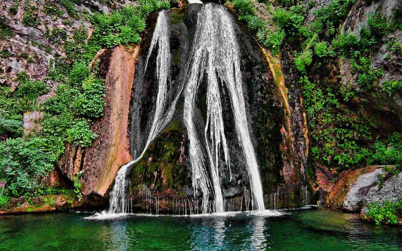 Cascada en el nacimiento del Río Mundo