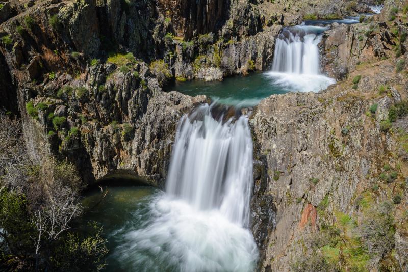 Vista general de la doble cascada del Aljibe en Guadalajara, España