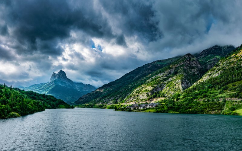 Sallent de Gállego y el embalse de Lanuza