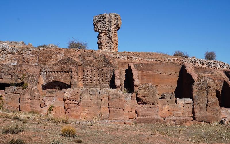 Ruinas de Tiermes y entorno de arenisca y arcilla