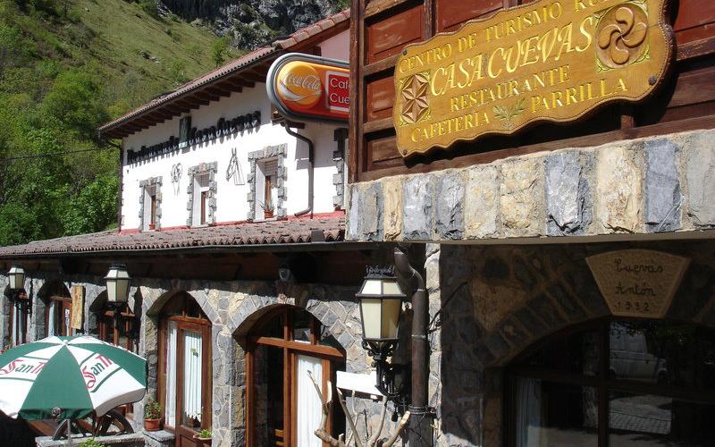 Casas Cuevas en la Ruta del Cares