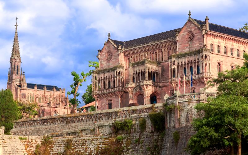 Capilla-panteón y palacio de Sobrellano