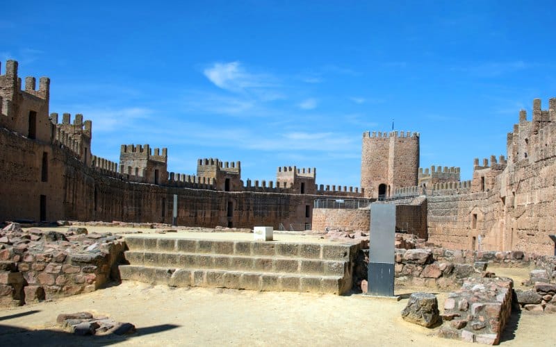 Patio de armar del castillo de Burgalimar