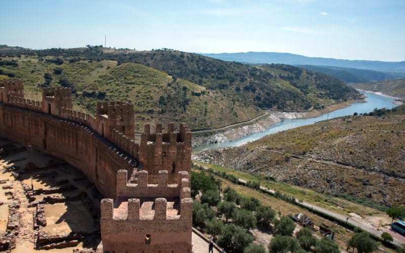 Panorama del lateral del castillo de Baños de la Encina que no da a la localidad