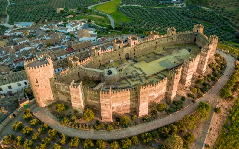 Vista aérea del castillo de Burgalimar, con su planta ovalada