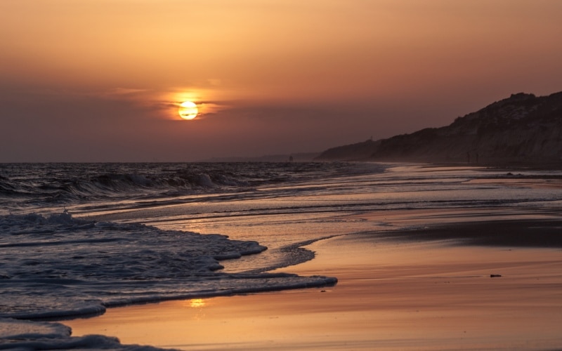 Puesta de sol en la playa de Doñana