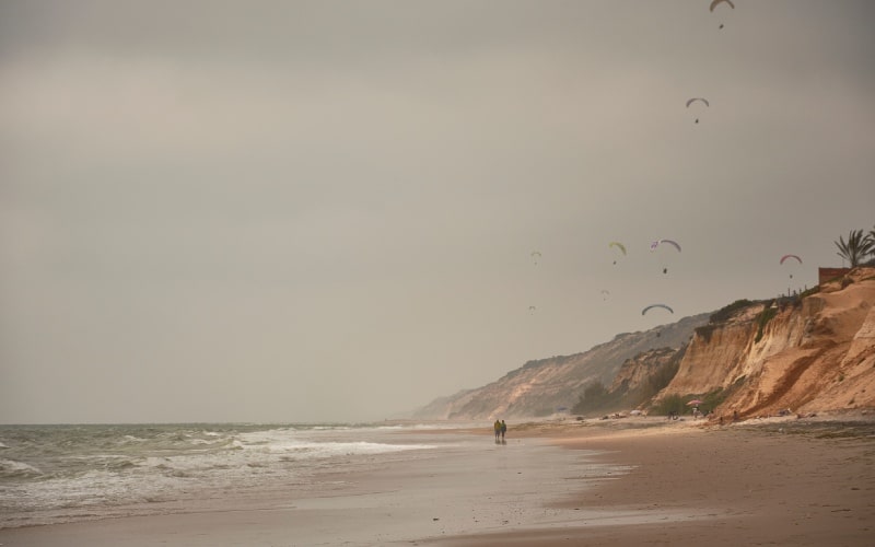 Parapentes en playa Castilla