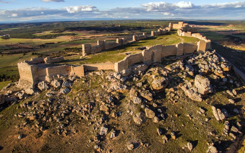 Extremo oeste y campa interior del castillo de Gormaz