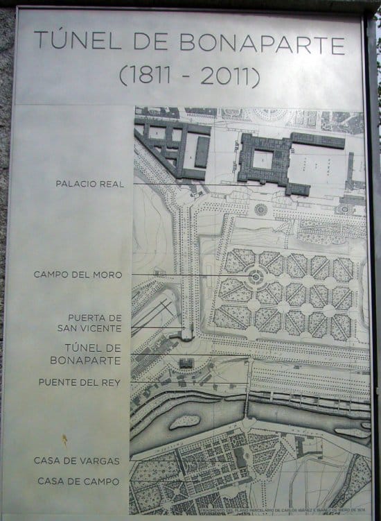 Placa conmemorativa con la situación del Túnel Bonaparte