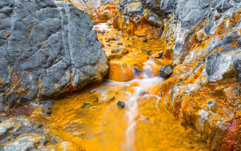 El naranja de las aguas da el ocre a la Cascada de los Colores