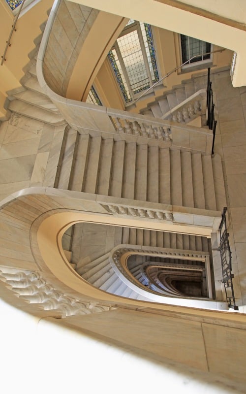 Escaleras del Círculo de Bellas Artes en Madrid