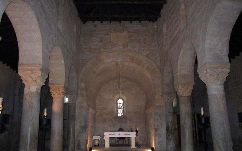 Ábside de San Juan de Baños con la réplica de la corona votiva de Recesvinto