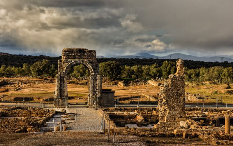 Arco y termas de Cáparra
