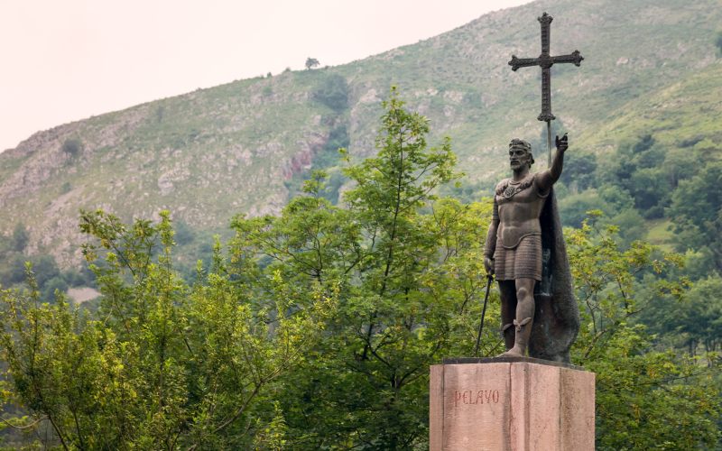 Estatua de bronce del rey Don Pelayo, en Covadonga