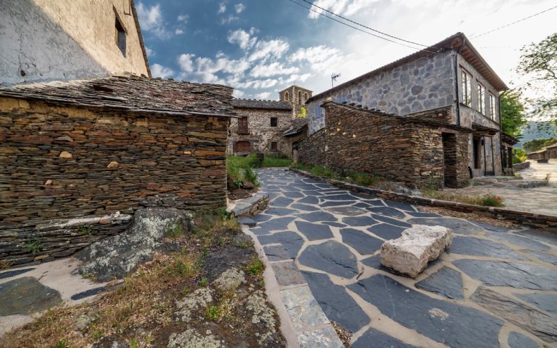 Arquitectura negra en Campillo de Ranas