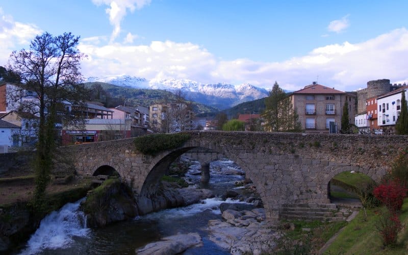 Arenas de San Pedro Ávila, puente medieval sobre el río arenal