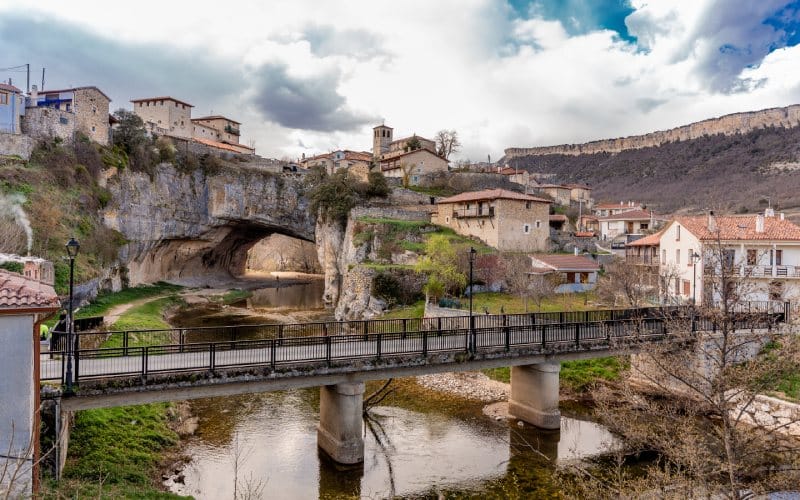 Puentedey y paso de carretera sobre el Nela desde donde suelen tomarse las fotografías del arco