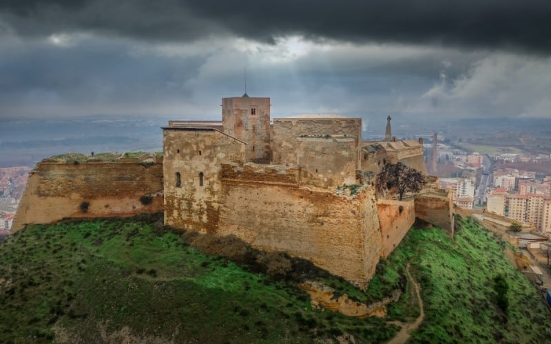En primer plano Torre de Jaime I a la derecha y torreón de dormitorios a la izquierda
