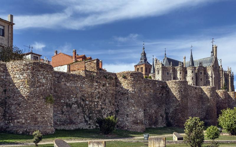 Murallas romanas de Astorga con la catedral y el palacio episcopal al fondo