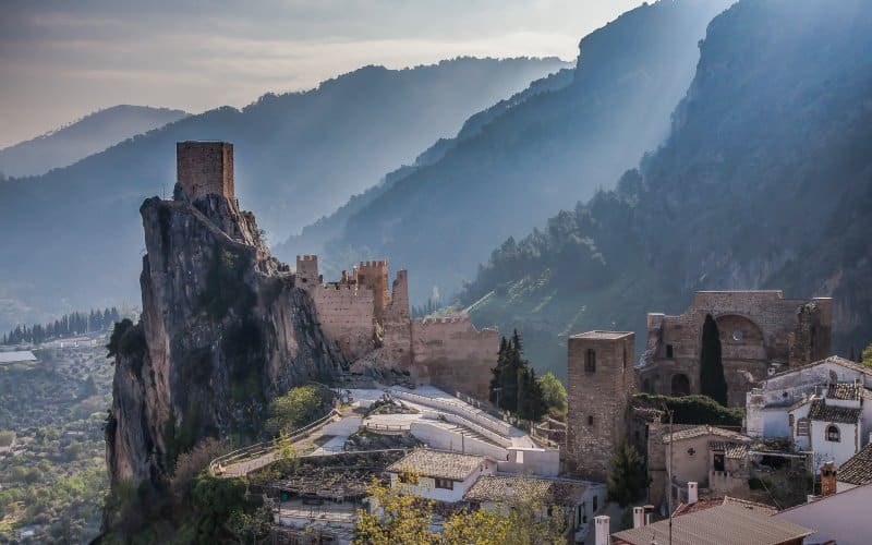 View of the Castle of La Iruela with the mountains in the background.