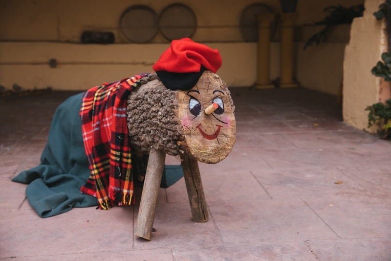 Toí de Nadal, similar a la tronca de Navidad pero con barretina