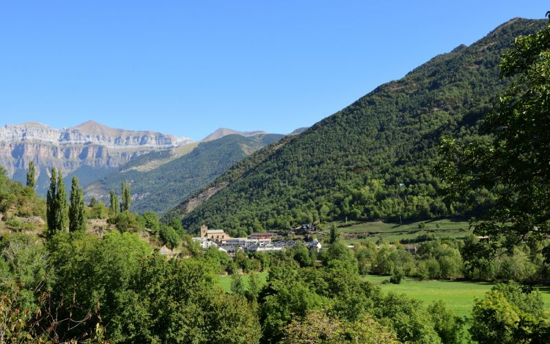 Vista de la localidad de Broto entre las montañas del Pirineo