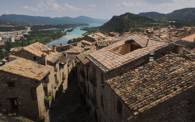 Imagen de los tejados de Ainsa, con el Ara al fondo, tomada desde la torre de la Iglesia 