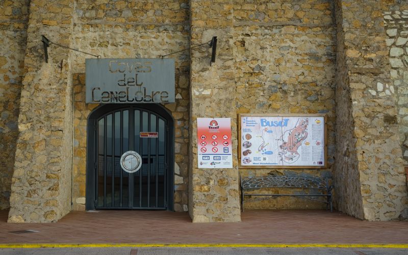 Entrada a las cuevas del Canelobre