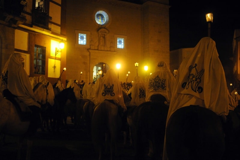 Horsemen in La Encamisá, Torrejoncillo