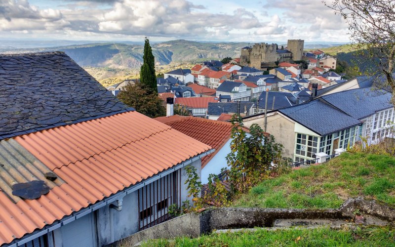 Castro Caldelas, con el castillo al fondo