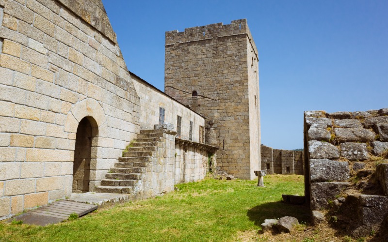 Una de las puertas del castillo