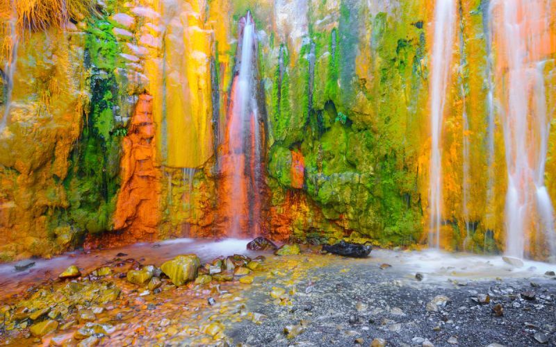 Cuanto más agua, más colores tiene la cascada