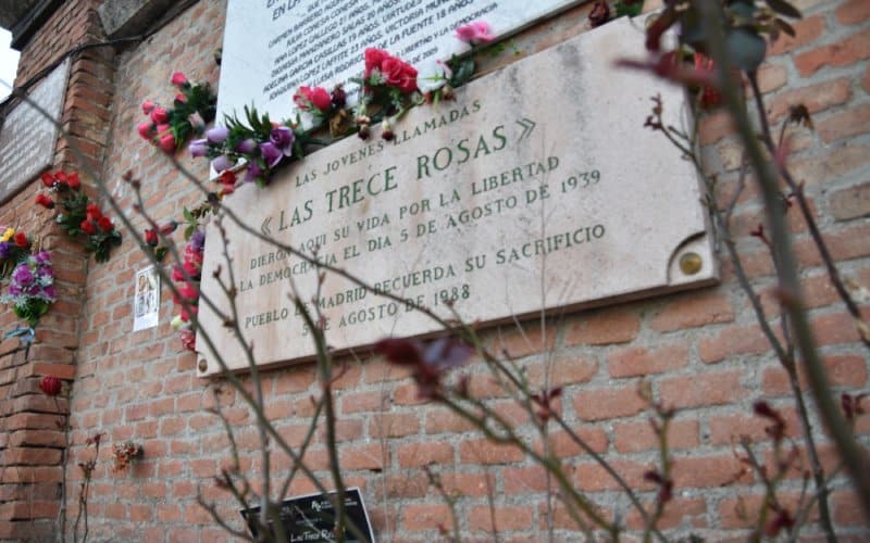 Commemorative plaque of the Thirteen Roses